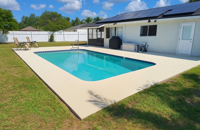 4BR, 2BA with Heated Pool, BBQ, Fire pit in Port St. Lucie