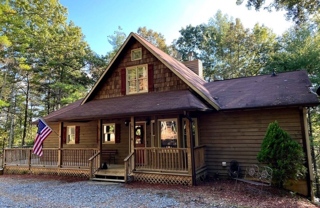 4BR & 3.5BA Cabin near Toccoa River with Hot Tub and Game Room!
