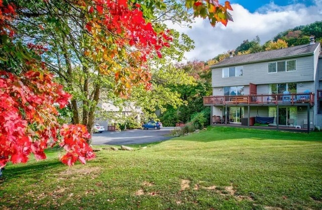4BR/4Bath Townhome w/AC, Walk to Ski, Golf, Tennis, Hiking and More!