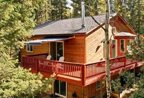 4BR Colorado Cabin with Wrap-Around Deck Near Fossil Beds