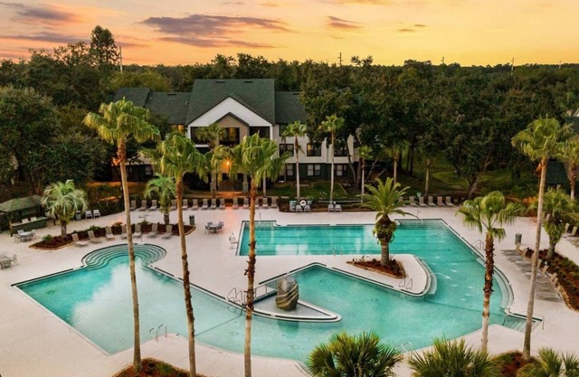 4BR Condo w/Pool + Gym, Long Term Stays Allowed