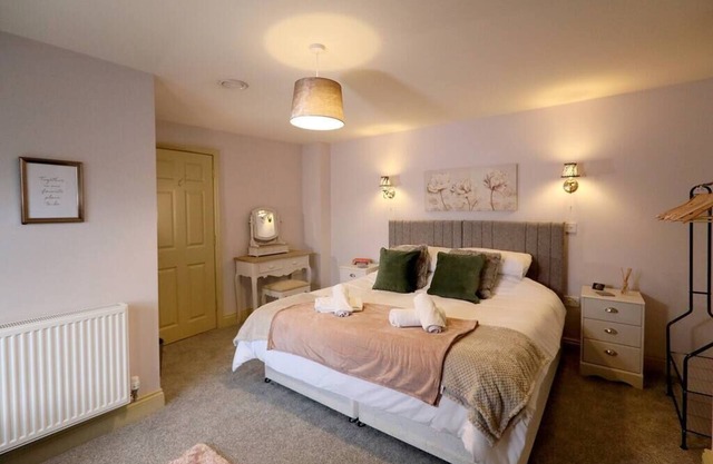 4BR Elegant Stay | Golden Triangle | Parking