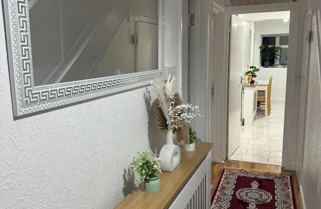 4BR FamilyHome and Parking Sleeps7 Guests