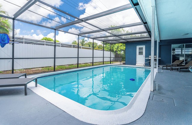 4BR Getaway + Pool + Game Room, 18-mins to Oceann