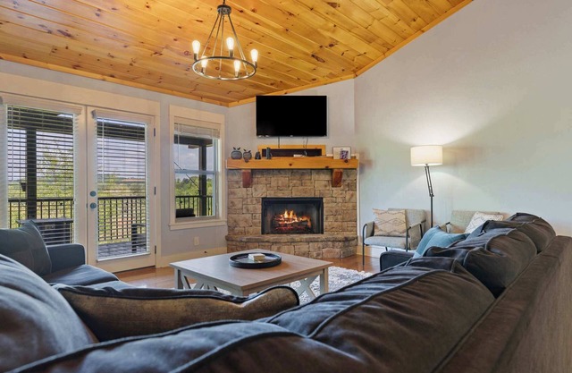 4BR Gorgeous Blue Ridge Views, Large Decks, Hot Tub, Game Room, Fireplace