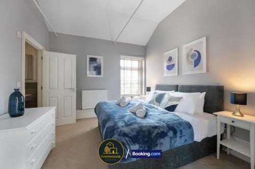 4BR House by Townhouse Stays, Short Lets & Serviced Accommodation in Colchester with Garden, Free Parking & WiFi