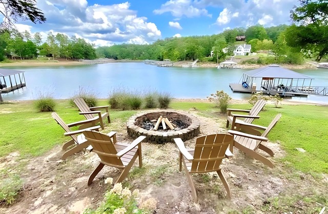 4BR Lakeview Retreat| Dock Access, Kayak + Firepit