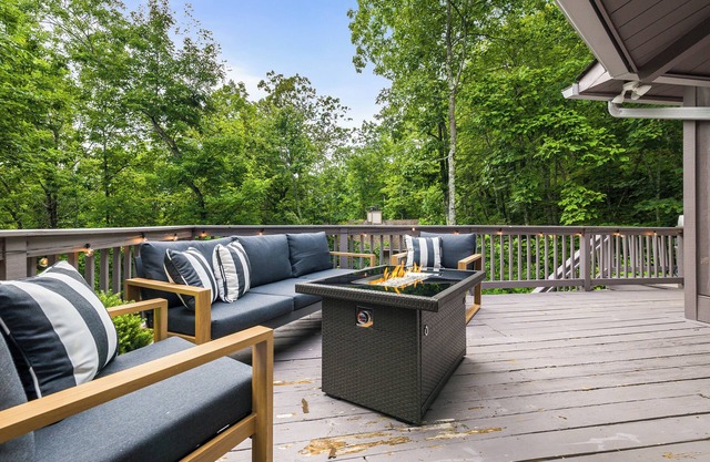 4BR Near Slopes Mid-Century Vibes Hot Tub Game Room Family Friendly