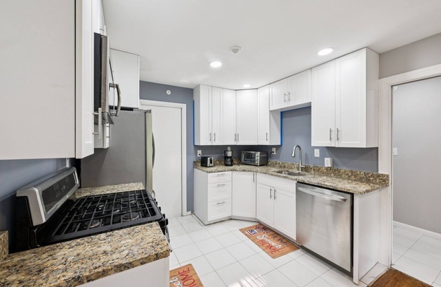 4br Retreat Near Christiana Mall & Ud Game Room, Patio, Golf Course View 4 Bedroom Home