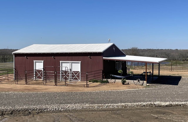 4T Bunkhouse lodging and horse barn. Come for unique fun or bring your horse.