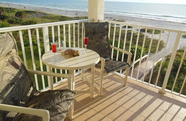 4th Floor Direct Ocean Front Corner Condo With Fantastic views & reviews