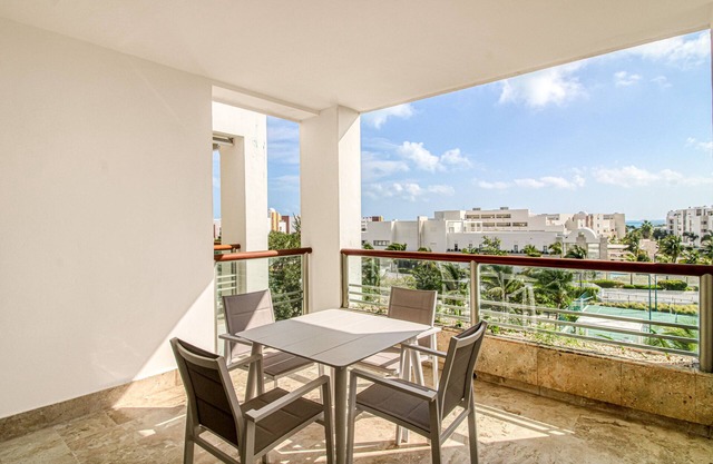 4th-Floor Resort Studio with Outdoor Pools, Pool Spas, Tennis, Gym, & Balcony