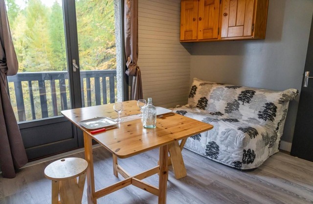 4th floor, view forest, balcony, ski locker, 17m², Les Orres