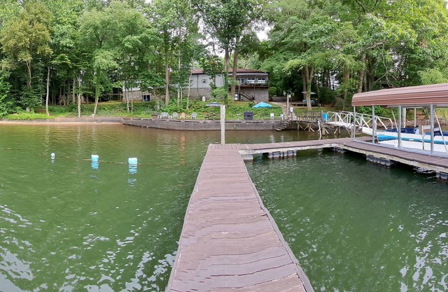 5,000 SF LUXURY RENTAL ON LAKE NORMAN W/FREE PONTOON BOAT. ACCOMODATES 16
