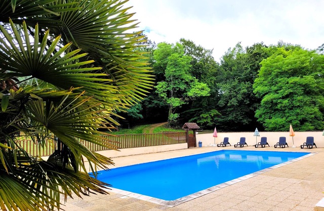 5/7 person gîte in Sarlat. Heated swimming pool. Wifi. Nature.