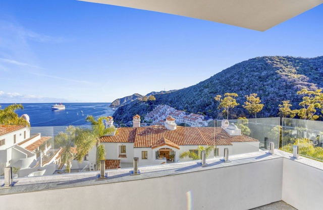 5 Bdr Luxury Villa at Hamilton Cove (bottom level), 6 seat cart, AC, VIEWS