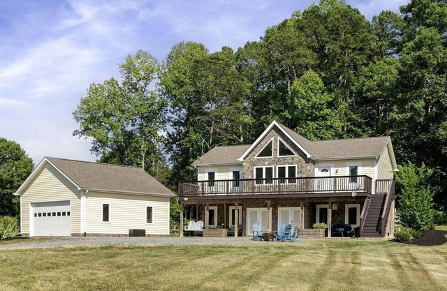 5 BDRM Dog Friendly, Lake Access Getaway w/Playground, Fire Pit & more