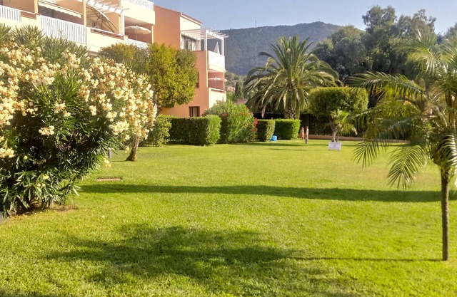 5 bed apartment with terrace with direct access to the sea