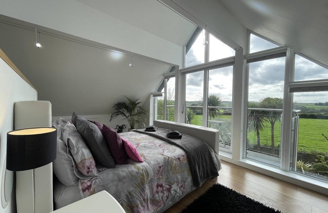 5 Bed House -Sleeps 14 - Hot Tub - Bar - Game Room