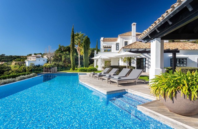 5 Bed Luxury with incredible views, gym, spa, cinema and 2 pools!
