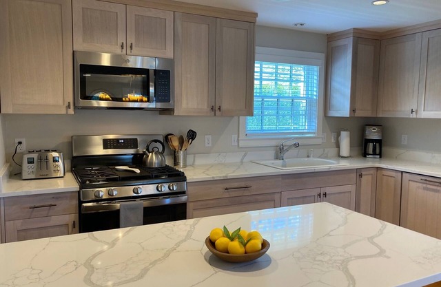 5 bedroom home w/in-law suite. Dog friendly. n