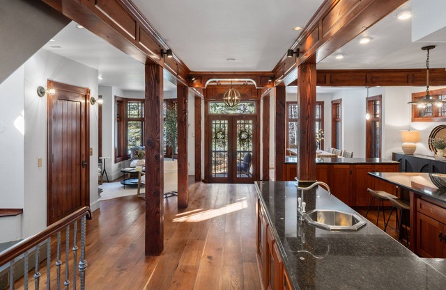 5 bedroom house - 2 blocks from The New Sheridan and 4 blocks from Gondola!