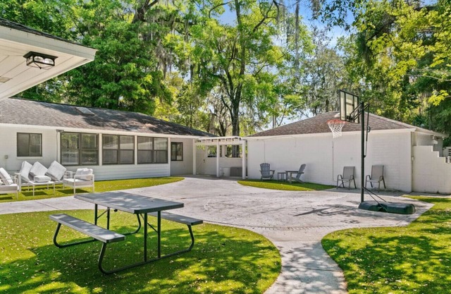 5 Bedroom House Walking Distance to UF/Swamp