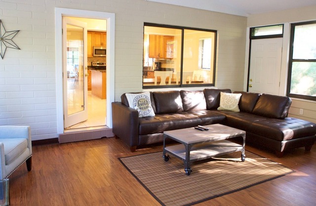 5 Bedroom House- Walk to UF/ Stadium- Perfect for families and Groups