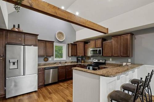 5 bedroom, Lakeside Family Getaway with Playground