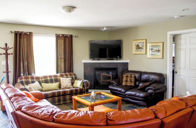 5 Bedroom, Quiet, family retreat on beautiful Bruce Peninsula. game/rec room!