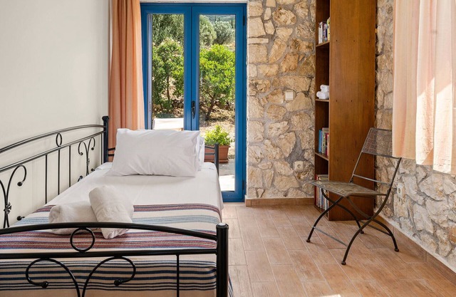 5 bedroom Stone Villa in Trapezaki