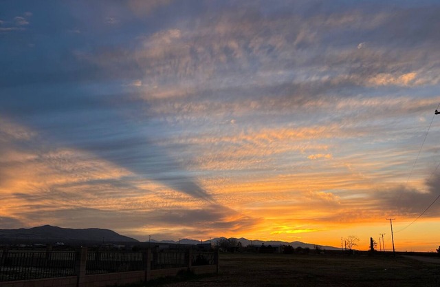 5 bedrooms, 5 private Acres, Stargazing, bonfires, sunsets, serene desert ranch.