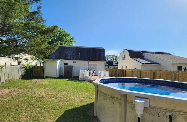 5 BEDROOMS and POOL, Hottub, Large Fenced Yard, Near Bay Beaches, PET FRIENDLY