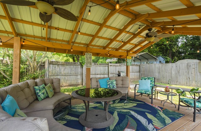 5 Beds/2.5 bath. Covered Patio and fire pit. Hilltop Manor- 8 miles from DT