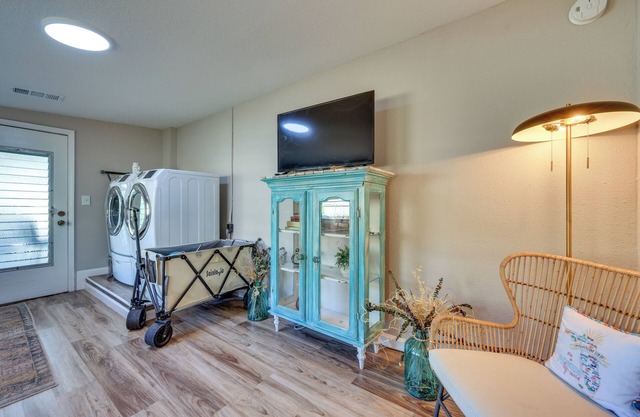5 Blocks to Jax Beach: Getaway w/ Patio & Yard!