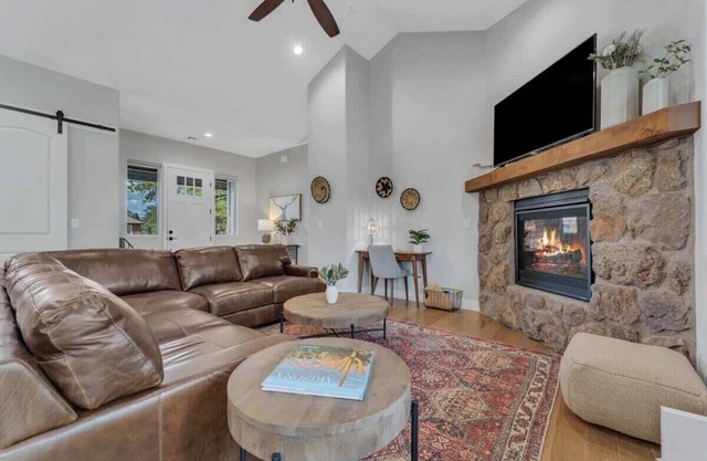 5-BR Mountain Home by Golf Course + Studio