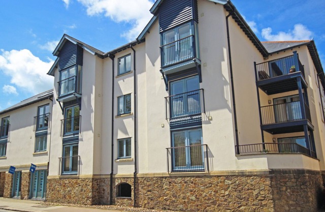 5 DARTMOUTH HOUSE, pet friendly in Dartmouth