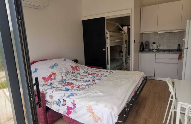 5' from the freeway, ideal for a family break
