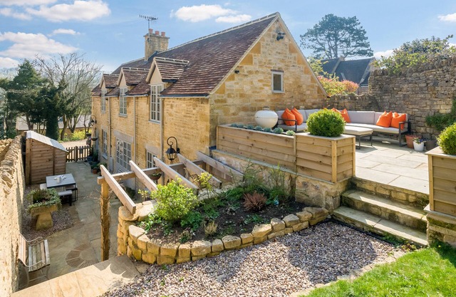 5* Gorgeous Stone Cottage in an Idyllic Picture Postcard Village. Parking/Garden