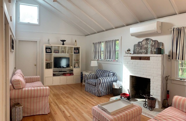 5 Houses from beach- AC in every room! Hot tub/outdoor shower