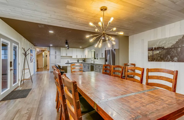 5 King Beds — Family Fun, Downtown, Gourmet Kitchen, Outdoor Living, Foosball