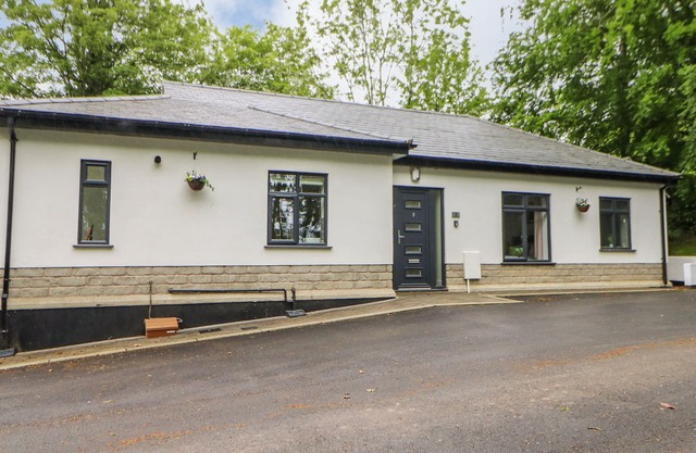 5 LAUREL MOUNT, pet friendly, with a garden in Kirkby Thore
