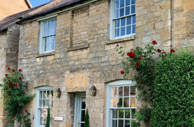 5* LUXURIOUS & Spacious Cotswold Cottage. Garden,Pubs,Duck Pond. 5 Bed,3 Bath.