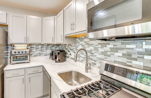 5 Mi to Downtown Baltimore: Quiet Home w/Porch