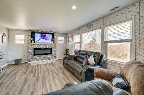 5 Mi to Dtwn Family-Friendly Home in Roanoke!