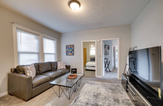 5 Mi to Dtwn: Pittsburgh Apt w/Balcony