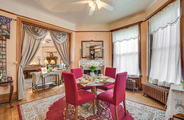 5 Mi to Millennium Park: Apartment w/Fireplaces