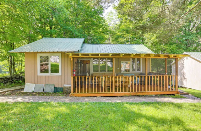 5 Mi to Monticello Raceway: Cabin Near Shops