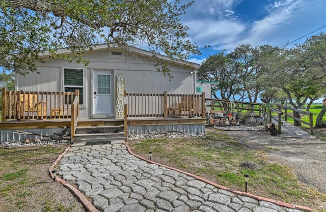 5 Mi to Rockport Beach Park Studio with Porch!