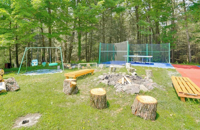 5 Mi to Swinging Bridge Reservoir: Cabin w/Pool!